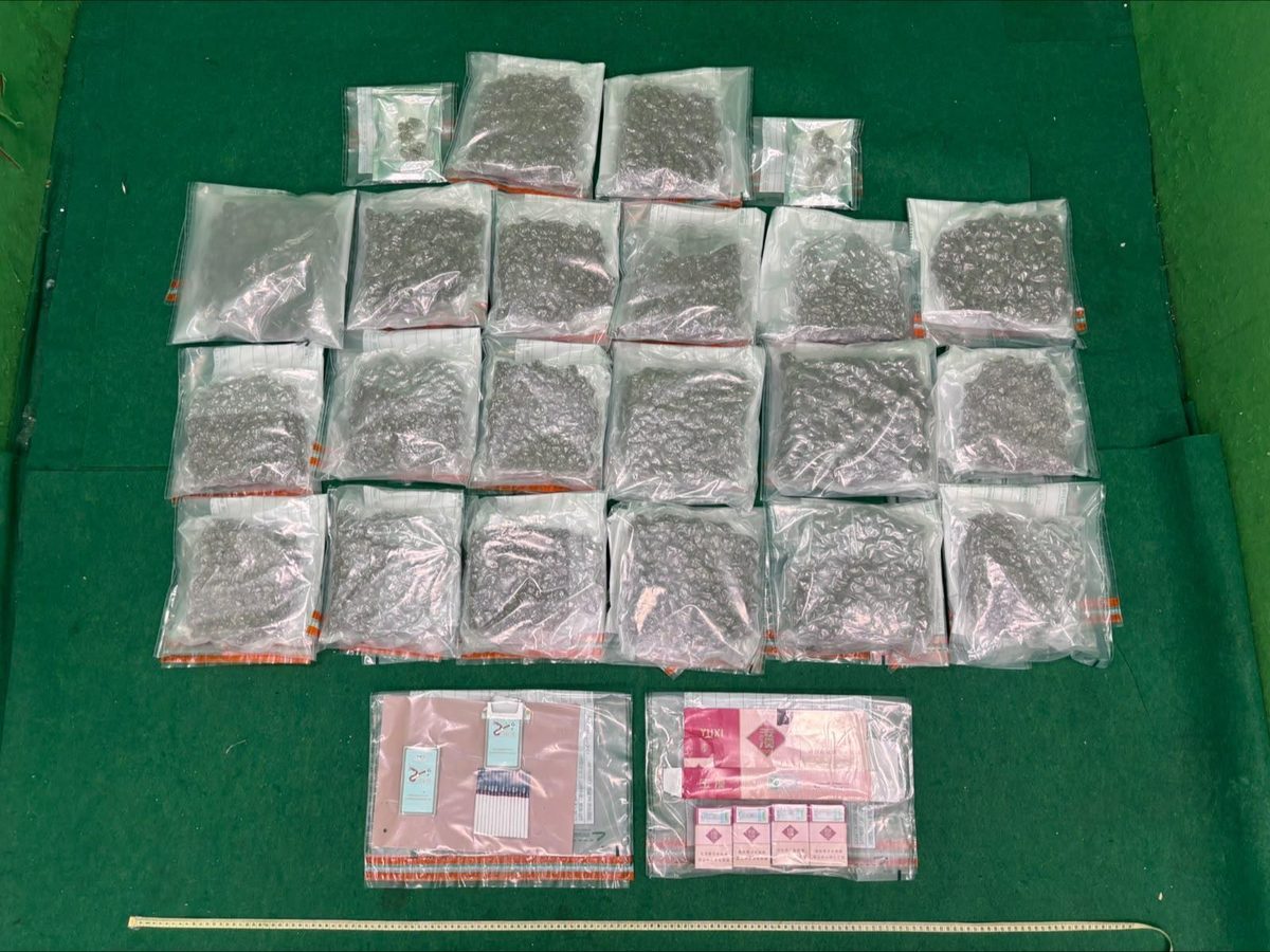 海關機場拘內地男 行李藏大麻花及私煙