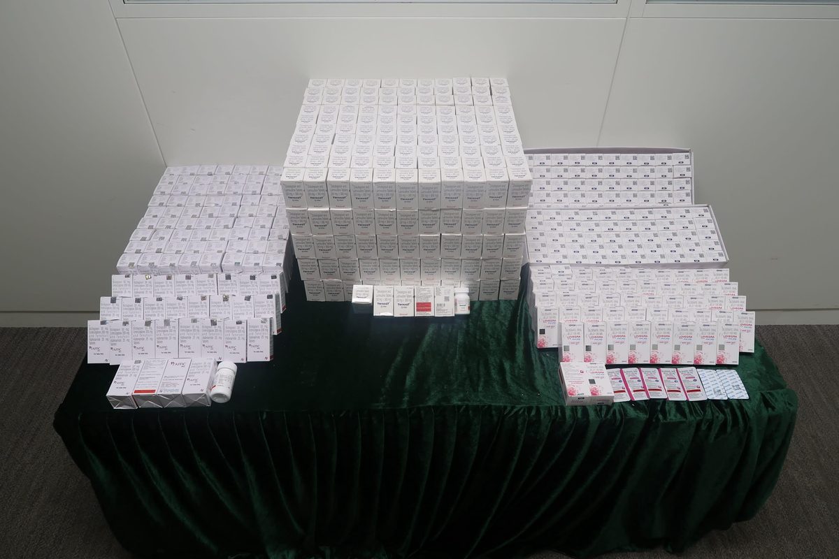 海關檢約四十五萬元疑藥劑製品拘女司機