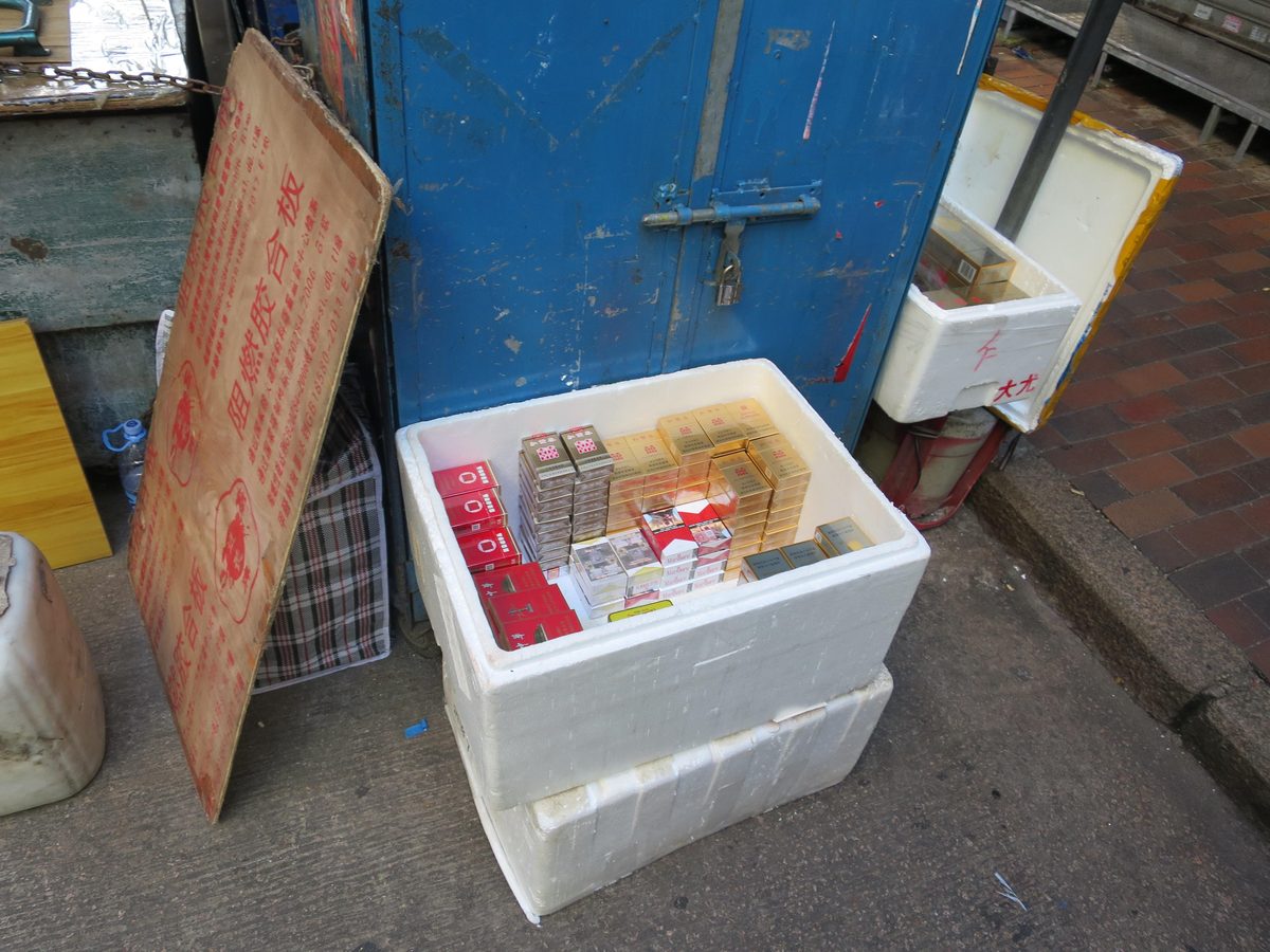 海關與深水埗警區聯合掃私煙拘五人