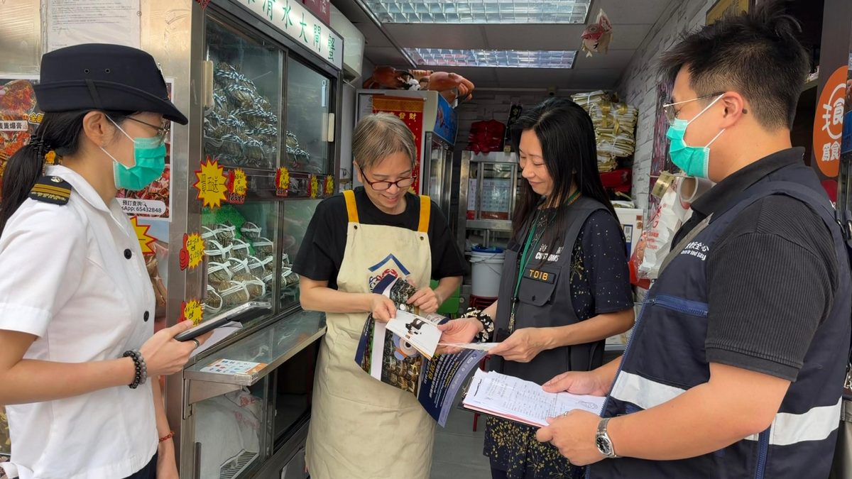 海關食環署聯合巡查大閘蟹零售店