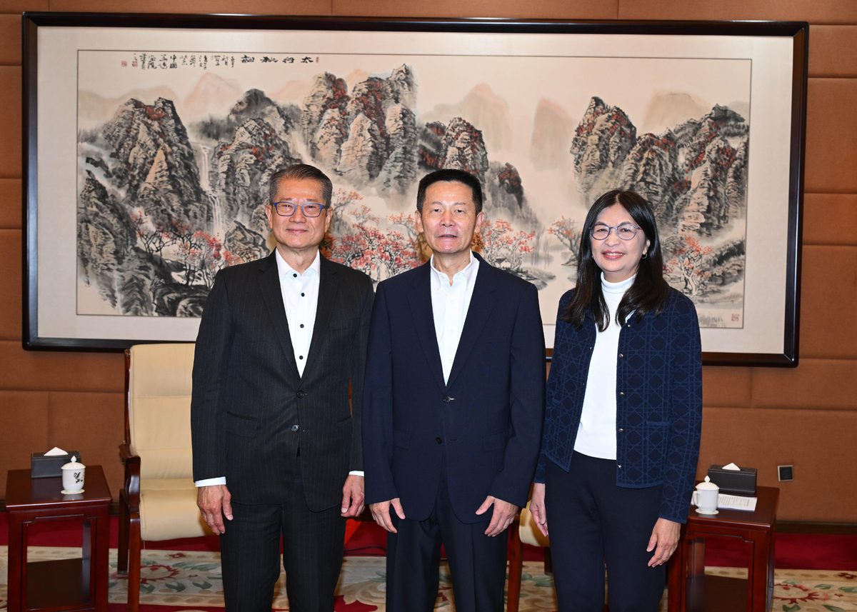 陳茂波在北京簽署經貿合作備忘錄